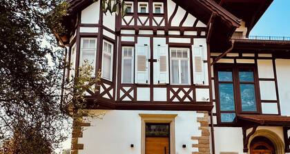 Exclusive old apartment in a magnificent listed villa