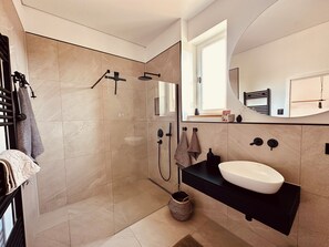 Shower, hair dryer, bidet, towels - "Villa Suite" Spacious old villa with terrace near Stuttgart (Aidlingen)