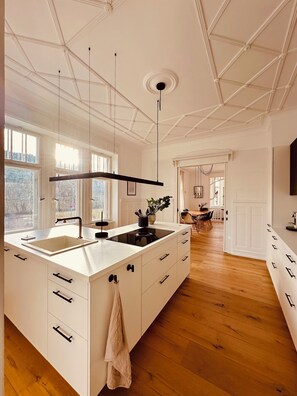 Micro-ondes, four, plaque de cuisson, lave-vaisselle