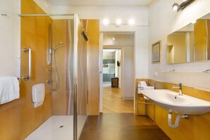 Douche, séchoir à cheveux, serviettes fournies