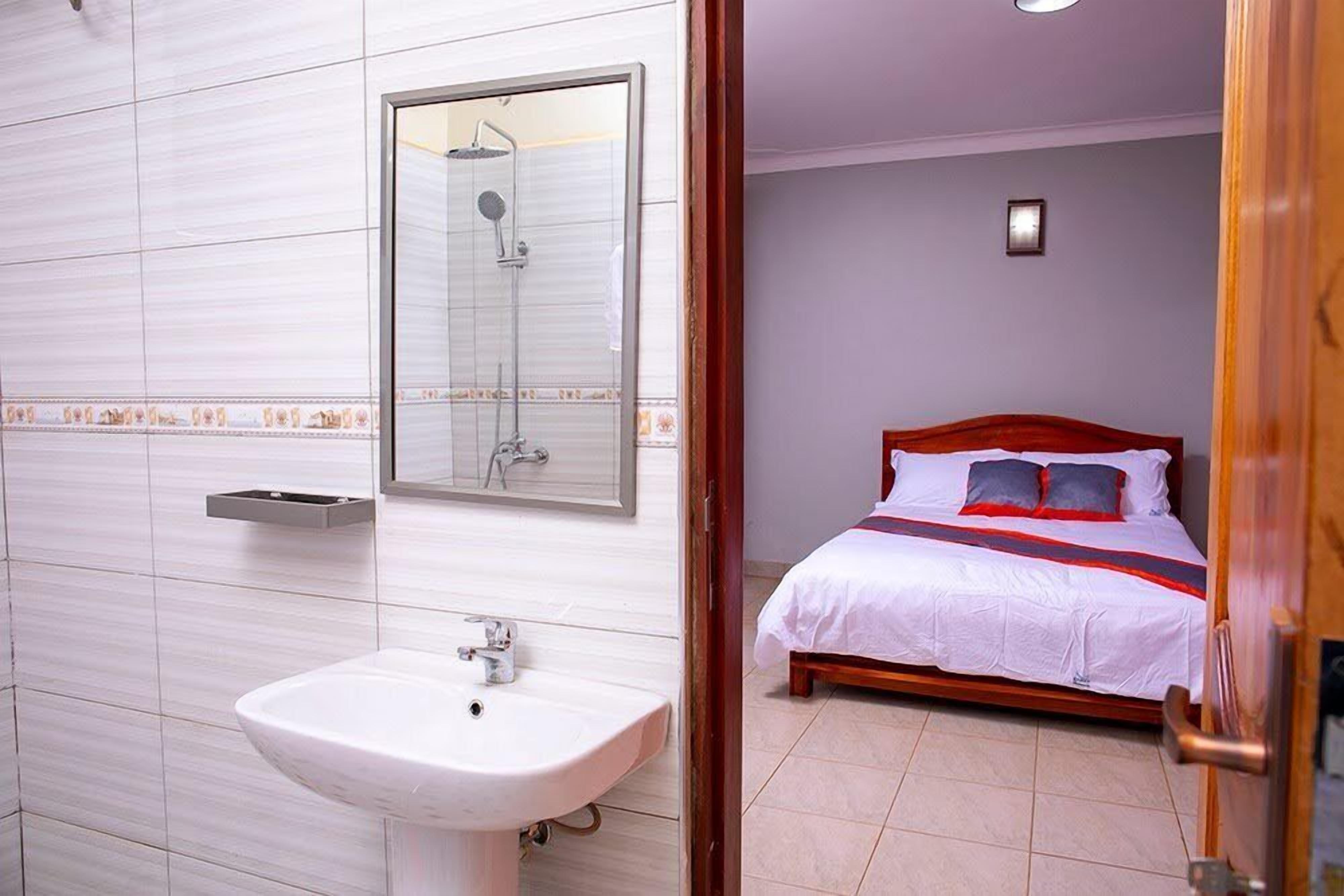 Apartamento clásico, balcón, vistas al jardín | Baño | Artículos de higiene personal gratuitos, zapatillas, jabón y champú