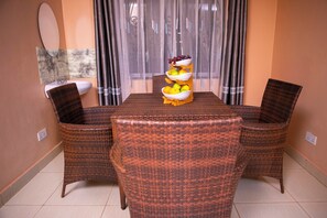 Căn hộ phong cách cổ điển, ban công, quang cảnh vườn | Khu vực ăn uống tại phòng
