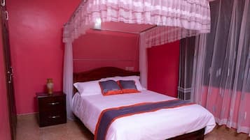 Apartamento clásico, balcón, vistas al jardín | Escritorio, espacio para trabajar con un portátil, wifi gratis