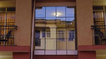 Căn hộ phong cách cổ điển, ban công, quang cảnh vườn | Hiên