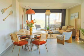 Appartement, 2 slaapkamers, balkon, uitzicht op tuin | Dineerruimte