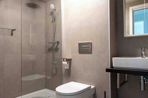 Appartement, 2 slaapkamers, balkon, uitzicht op tuin | Badkamer