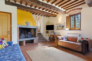TV, ping pong - Casa Leonardo Flat – Vacation Home with Pool in Vinci, Near Florence (Vinci)