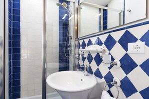 Ducha, artículos de higiene personal gratuitos y secador de pelo