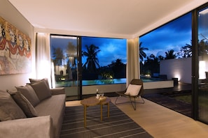 Vila superluxo, piscina particular | Área de estar | Smart TV 65 polegadas com canais digitais