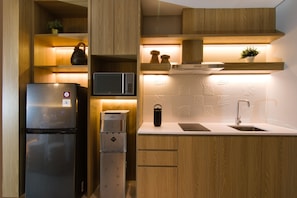 Geladeira, micro-ondas, cooktop, talheres/pratos/utensílios de cozinha