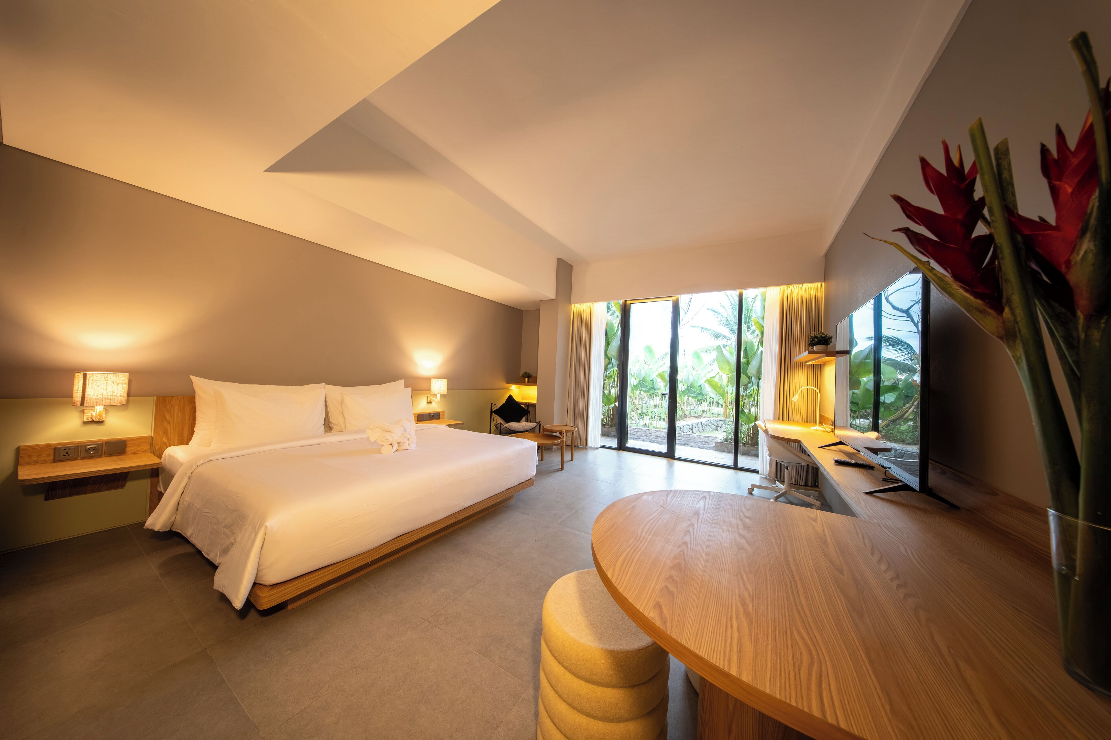 Studio | Premium bedding, in-room safe, desk, laptop workspace