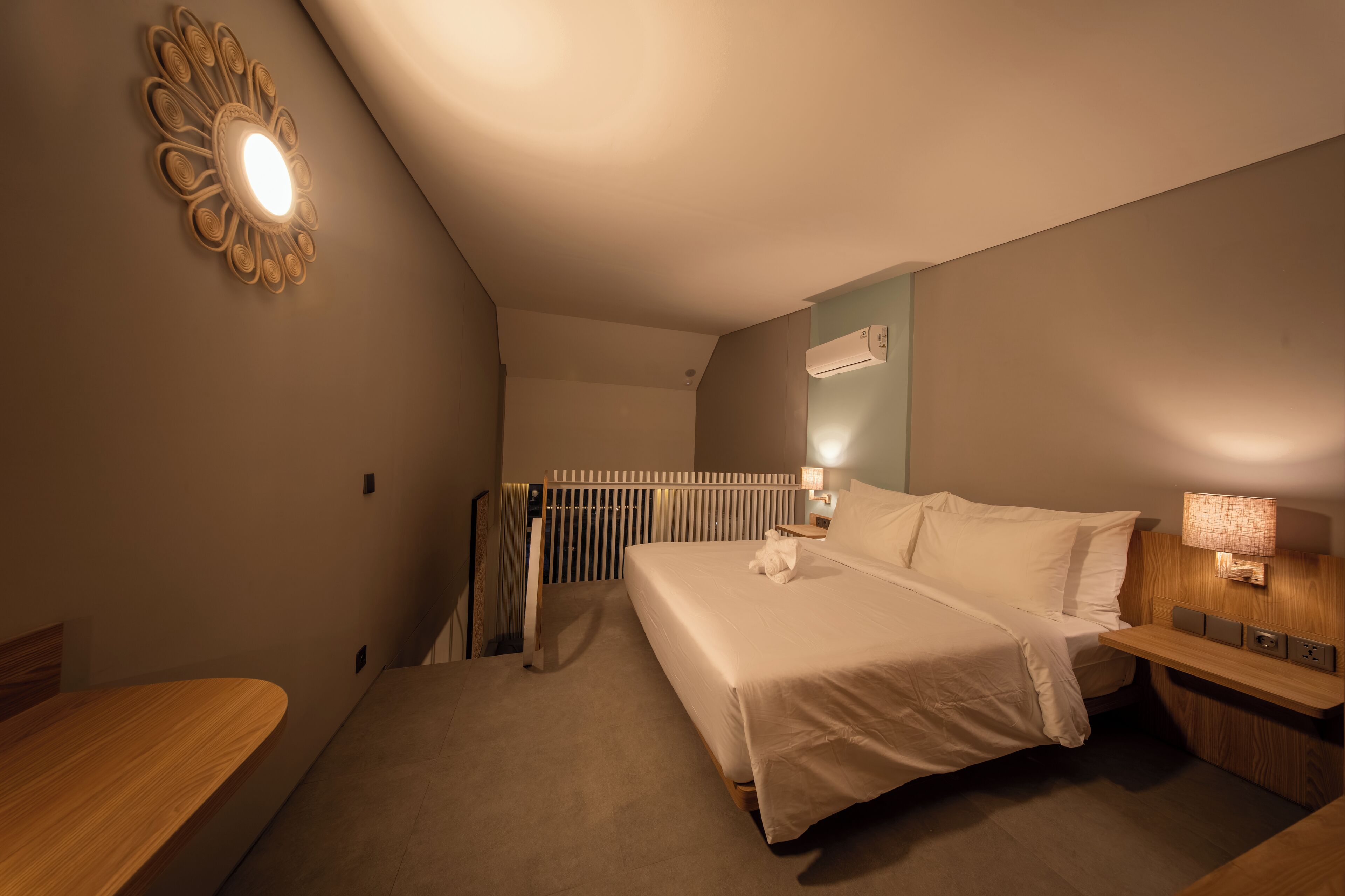 Loft | Premium bedding, in-room safe, desk, laptop workspace