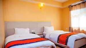 Kamar Double Standar, pemandangan kota