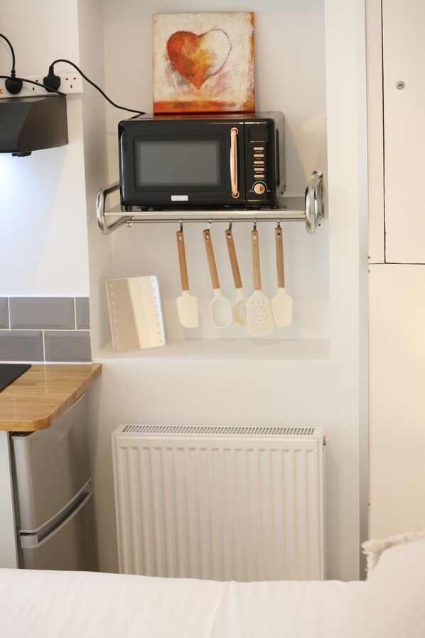 Standard Studio | Private kitchen | Toaster, freezer, dining tables