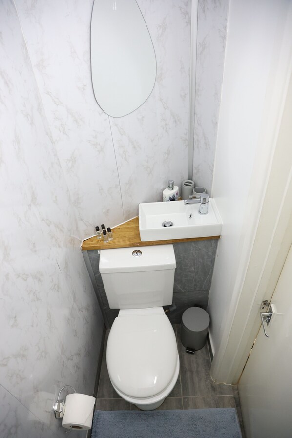 Bathroom - The Quiet Corner (London)