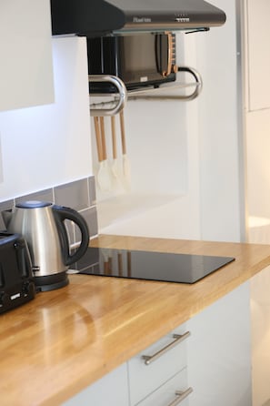 Monolocale Standard | Cucina privata | Tostapane, freezer, tavolo da pranzo