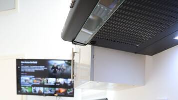 Standard Studio | Private kitchen | Toaster, freezer, dining tables