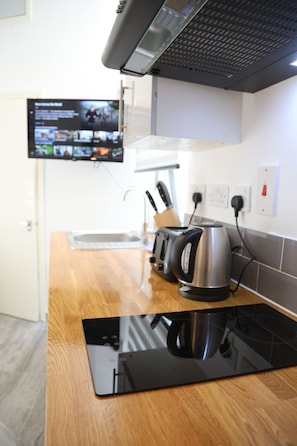 Standard Studio | Dapur peribadi | Pembakar roti, peti sejuk beku, meja makan
