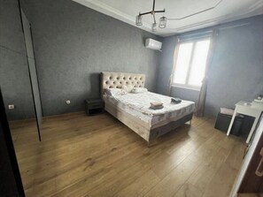 Tabla de planchar con plancha y acceso a internet 