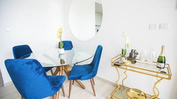 Apartamento superluxo, sacada, vista para a cidade | Opções para refeição no quarto