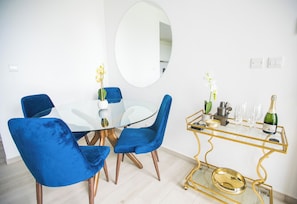 Departamento de lujo, balcón, vista a la ciudad | Servicio a la habitación