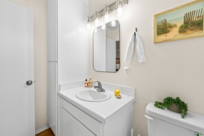 Shower, hair dryer, towels - Walk To Beach! Clean & Super Comfy, Great Location (Ventura)