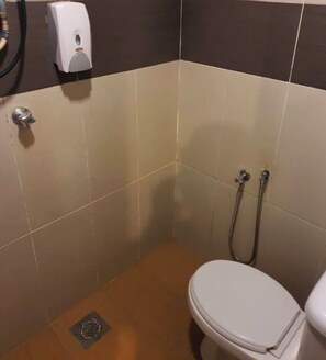 Habitació bàsica | Bany | Dutxa, articles de tocador gratuïts, tovalloles i sabó 