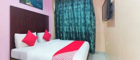 Basic Room | Desk, laptop workspace, free WiFi