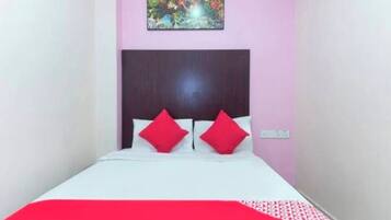 Basic Room | Desk, laptop workspace, free WiFi