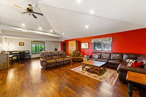 TV connectée, cheminée, baby-foot