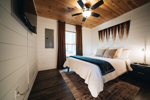 2 bedrooms, iron/ironing board, WiFi, bed sheets - Cozy spring getaway with sunset mountain views/12 min to downtown Franklin (Franklin)