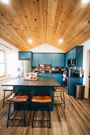 Microwave, oven, stovetop - Cozy spring getaway with sunset mountain views/12 min to downtown Franklin (Franklin)