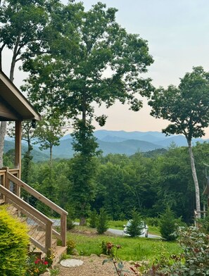 Property grounds - Cozy spring getaway with sunset mountain views/12 min to downtown Franklin (Franklin)