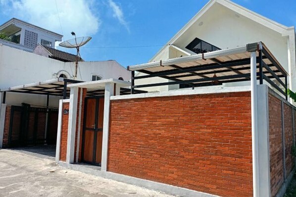 Unclassified image, 1 of 37, button - Yustien Homestay Jogja 3 Bedroom - Entire House (Kasihan)