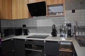 Geladeira, micro-ondas, fogão, cooktop