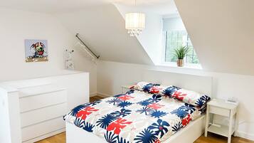 Tabla de planchar con plancha, wifi gratis, ropa de cama