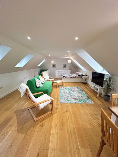 Modern Studio in Chandlers Ford