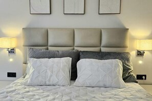 Cribs/infant beds