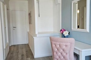 Cribs/infant beds