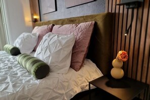 Cribs/infant beds