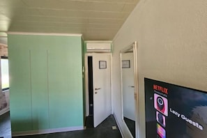 Cribs/infant beds