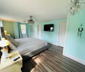 4 bedrooms, desk, free WiFi, bed sheets - Family Retreat! Historic Home + Park Across the Street in Hurley! (Hurley)