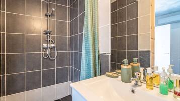 Douche, sĂšche-cheveux, serviettes fournies