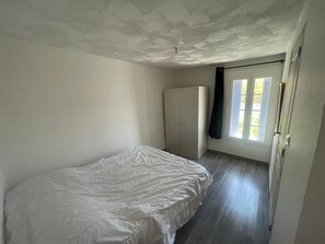 1 habitación, tabla de planchar con plancha, wifi y ropa de cama
