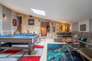 Game room - Serge and Jane Room in Guesthouse with SPA Available for an Extra Fee (Lespignan)