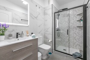 Shower, hair dryer, towels - Brisas Del Mar Eddy: Mountain Views, Wi-Fi & Air Conditioning for Your Vacation (Candelaria)
