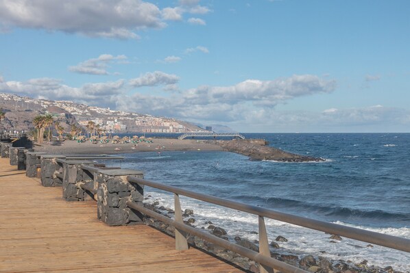 بالقرب من الشاطئ