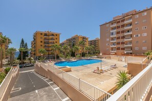 A rooftop pool area with a clear blue pool, surrounded by palm trees and a view of the sea. - Brisas Del Mar Eddy: Mountain Views, Wi-Fi & Air Conditioning for Your Vacation (Candelaria)