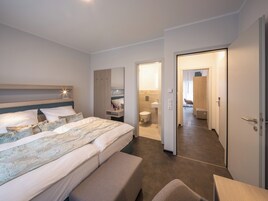 Ropa de cama hipoalergénica y caja de seguridad en la habitación 