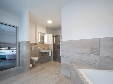 Deluxe Double Room | Bathroom | Hair dryer, towels, soap, shampoo. RS-Hotel smart & modern Hotel Apartments